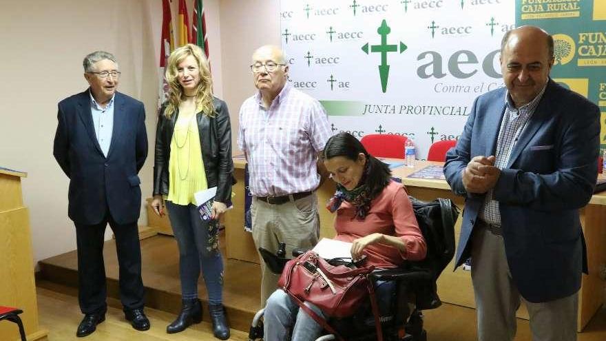 Desde la izquierda, representantes de la Asociación Zamorana de la Música &quot;Bellas Artes&quot;, del colectivo del cáncer, del Ayuntamiento y de Caja Rural.