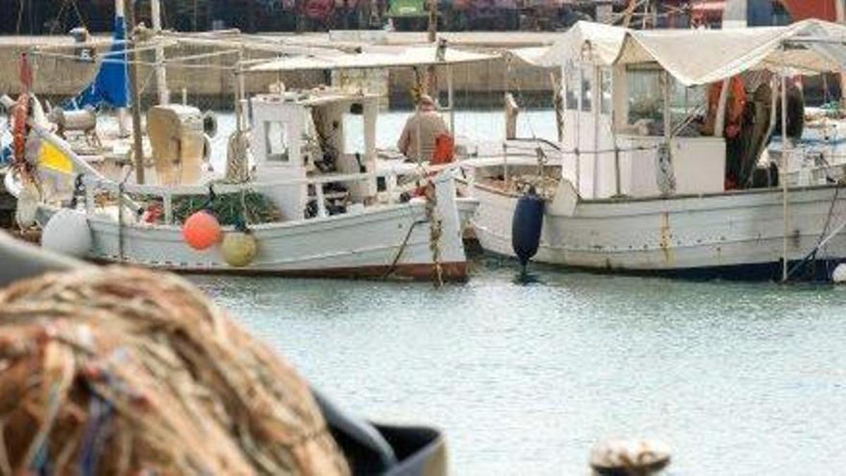 Barcos de pescadores en una imagen de archivo