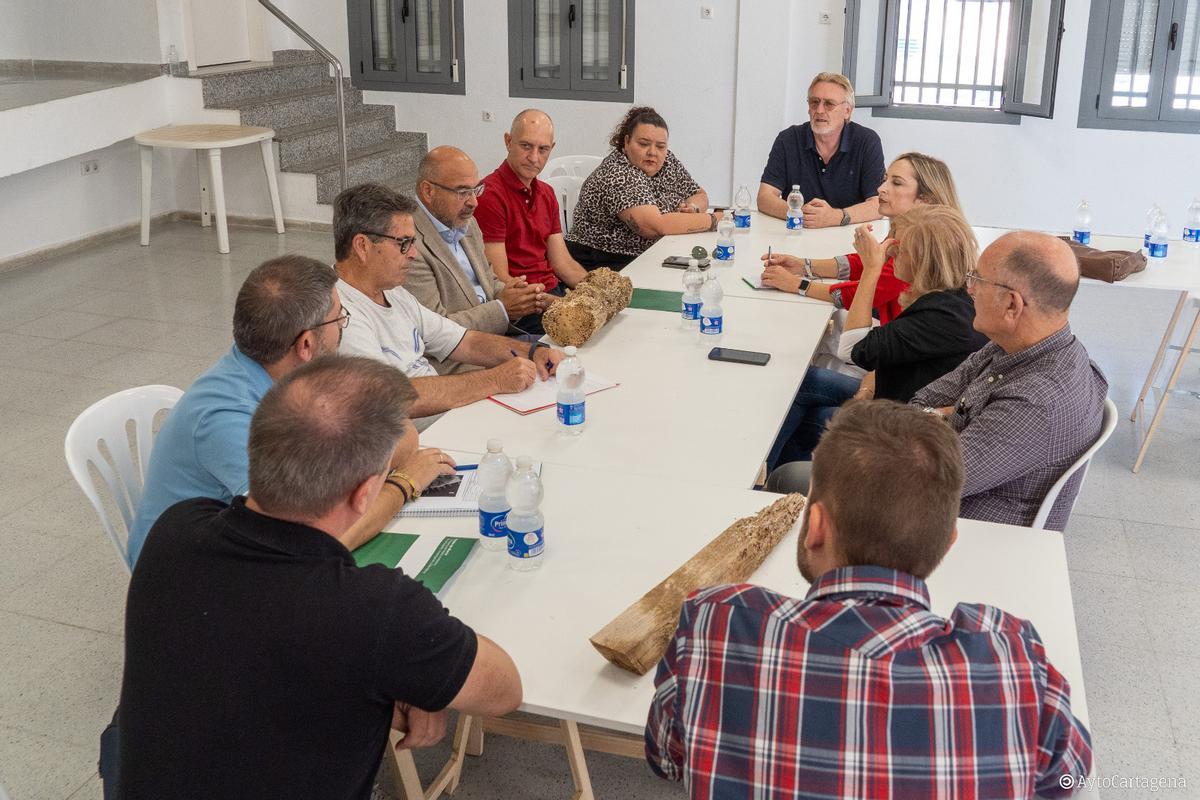 Reunión de informativa del director general Víctor Serrano, este miércoles con representantes vecinales de Los Urrutias, Punta Brava, El Carmolí y Estrella de Mar