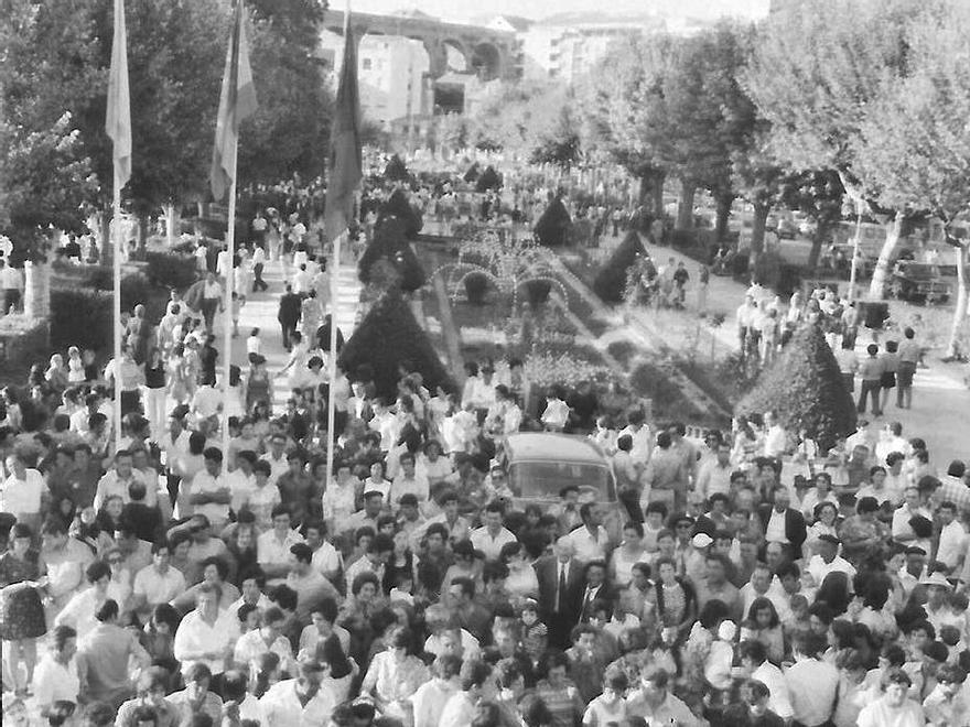 La Alameda de Redondela abarrotada de gente.   // Fondo Fotsca 