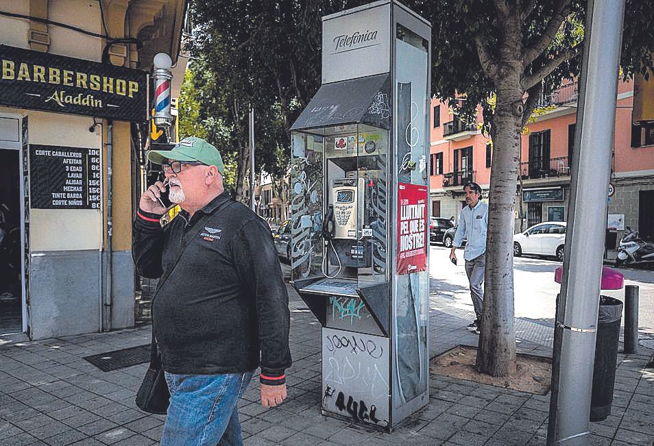 Una cabina vandalizada en Cardenal Reig.