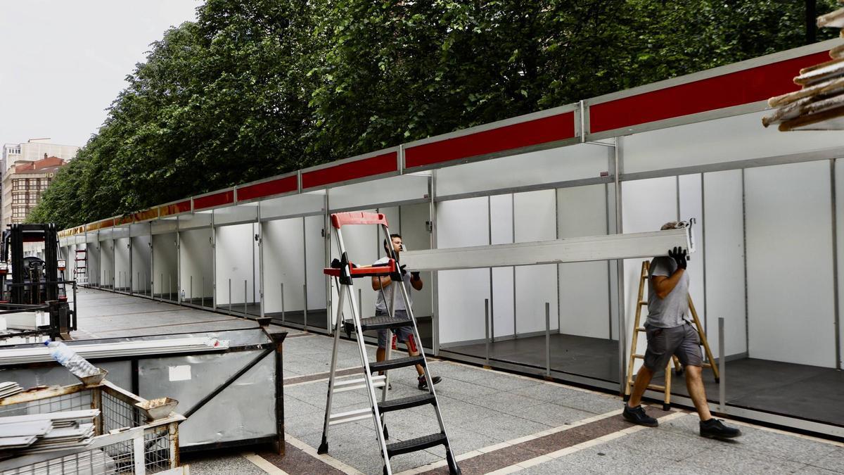 Arranca el montaje de la Feria del Libro de Gijón (en imágenes)