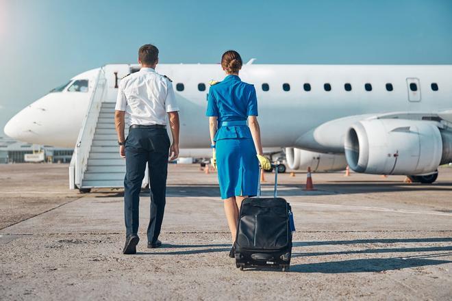 Piloto y azafata antes de entrar en un vuelo