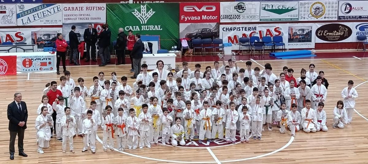 Foto de familia del III Campeonato "Ciudad de Benavente" de Kárate celebrado en La Rosaleda.