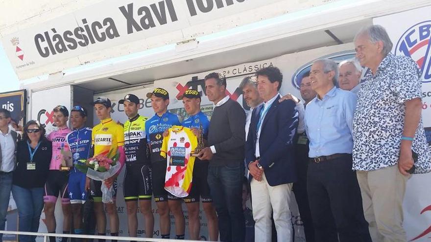 Aleksandr Grigorev en el podio, junto a Miguel Indurain y a Carlos Martín, que recogió el maillot de líder de la montaña en nombre de Eusebio Pascual