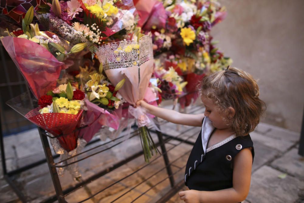 Desfile de abanderadas, ofrenda floral y procesión