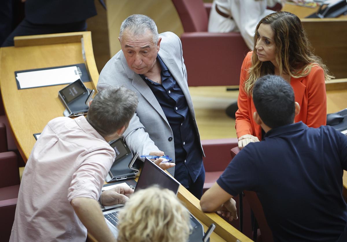 Varios diputados de Compromís, entre ellos, Baldoví y Navarro, hablan antes del pleno.