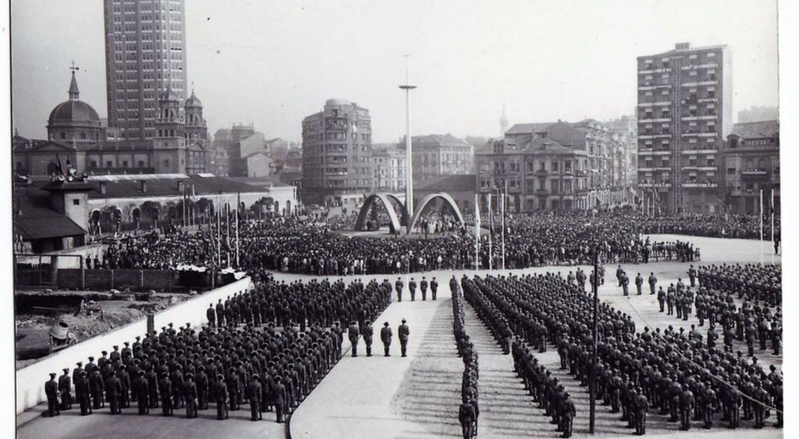 Imagen de la inauguración de El Humedal como plaza de los Mártires, en 1962.