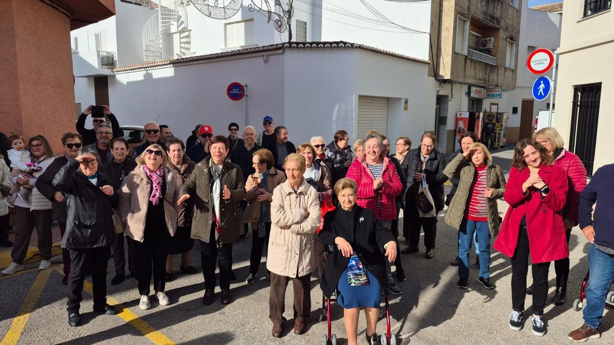 Vecinos del pueblo en el homenaje.