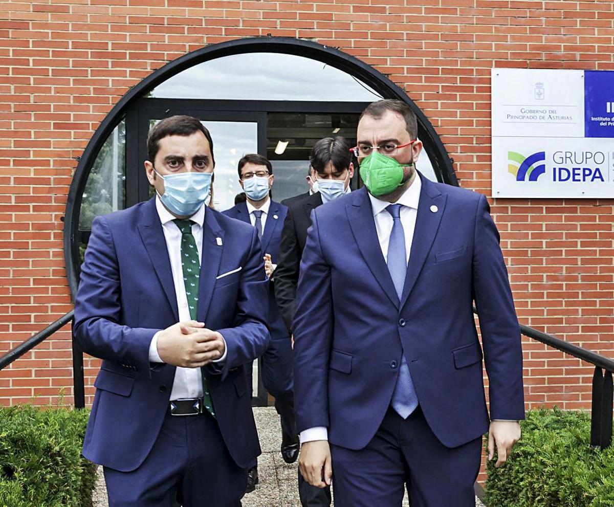Gerardo Sanz, junto a Adrián Barbón, el pasado lunes 21, en el PT de Asturias. | Irma Collín