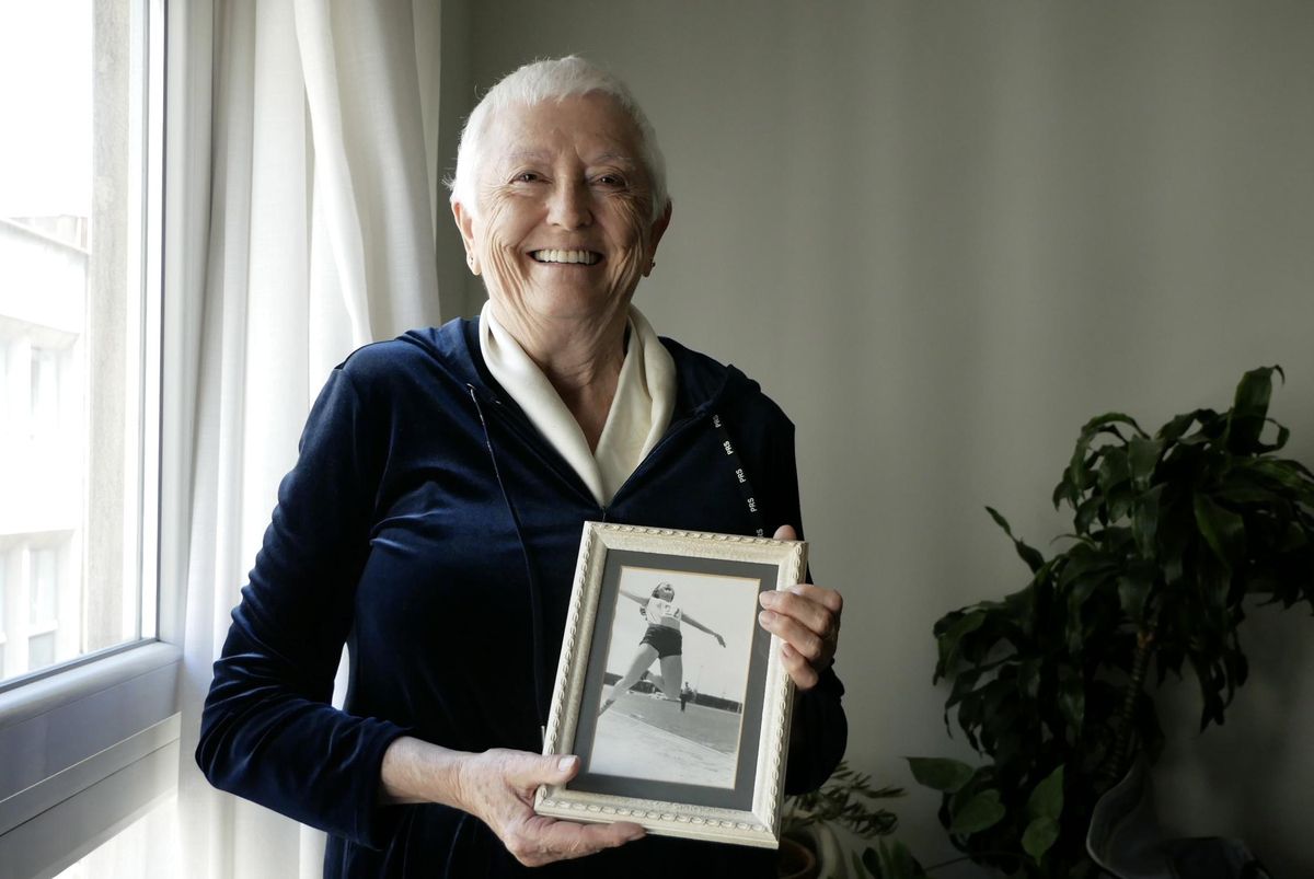 María Luisa Orobia, posando este pasado mayo, junto a una fotografía de uno de sus saltos de longitud.