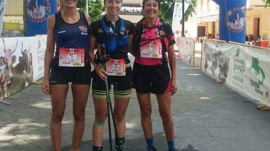 Claudia Gutiérrez, en el centro, junto a Roser Nicolau y Ana Cristina Aguado.