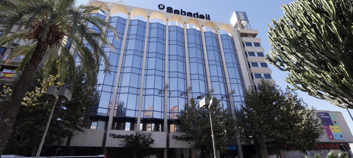 Más de 60 empresas catalanas cambian su domicilio social a Alicante en el último año