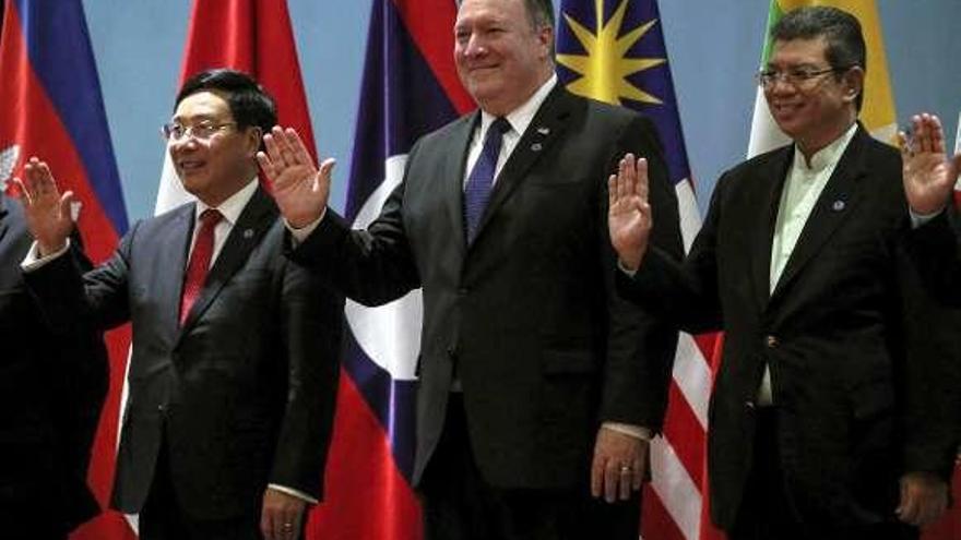Mike Pompeo, saludando durante la cumbre de la ASEAN en Singapur.