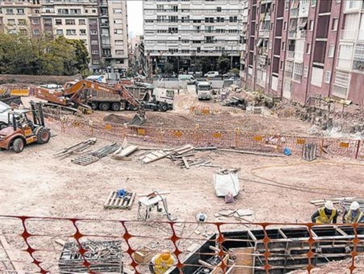 Obres de construcció d’un aparcament a Menéndez Pelayo.