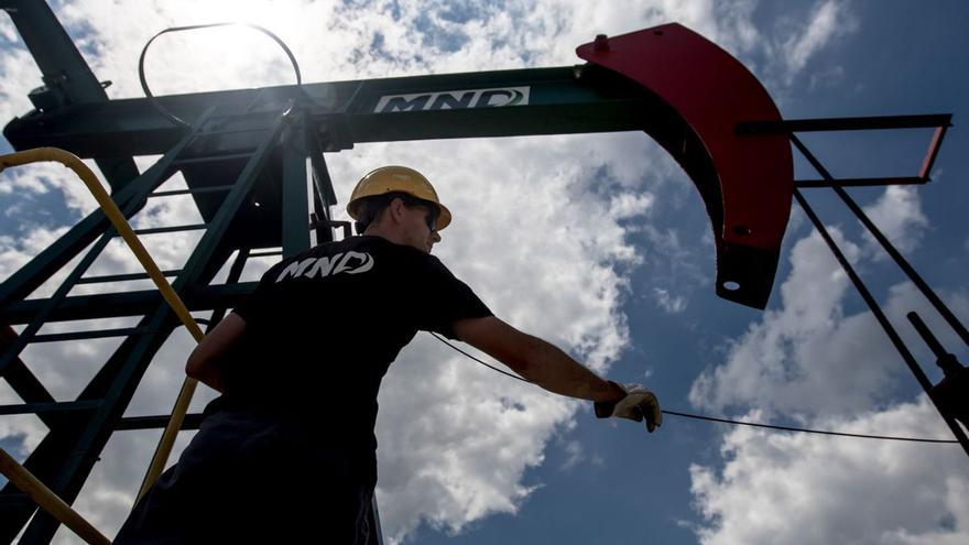 Bombeo de petróleo en una compañía de la República Checa.