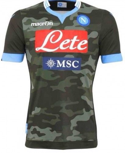 La pasada temporada, el Nápoles empleó esta camiseta de reminiscencias militares