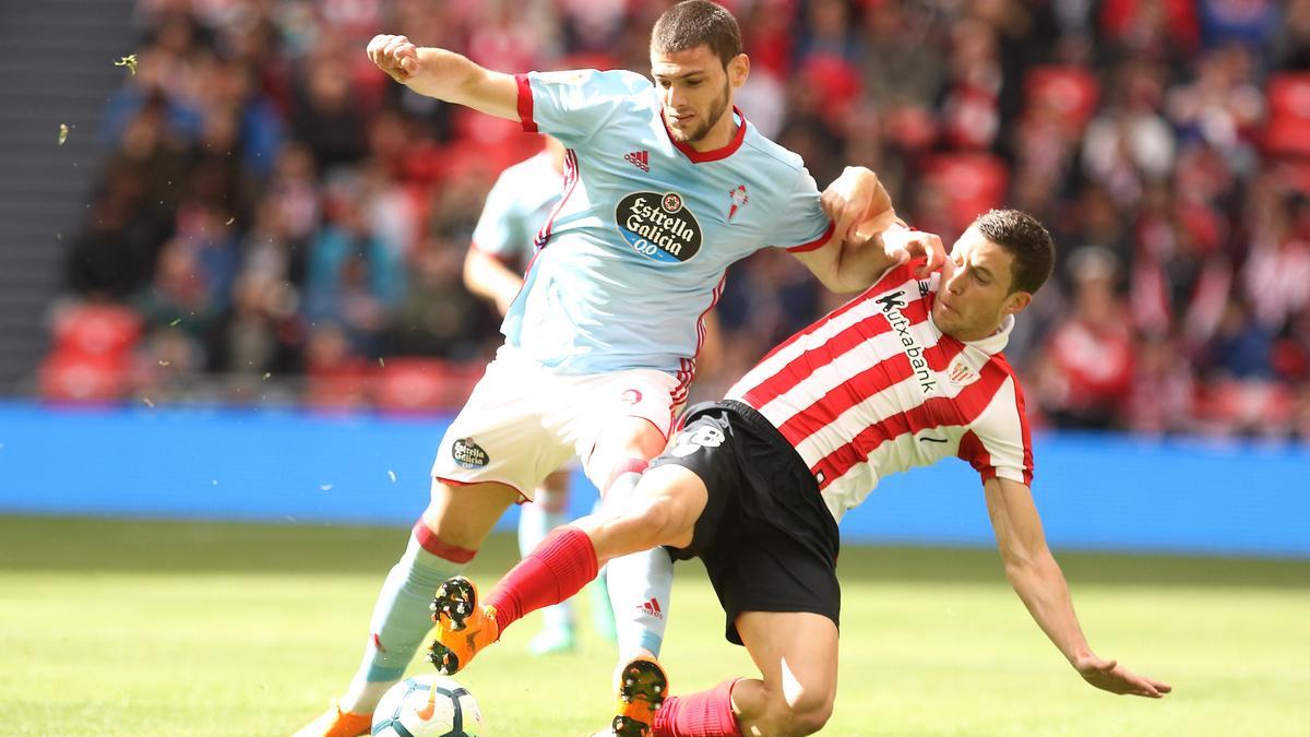 Lucas Boyé protege el balón, durante un partido con el Celta frente al Athletic Club de Bilbao.