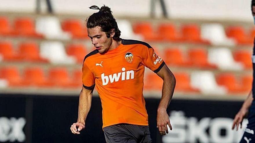 Fran Pérez, durante un entrenamiento con el primer equipo del Valencia CF.