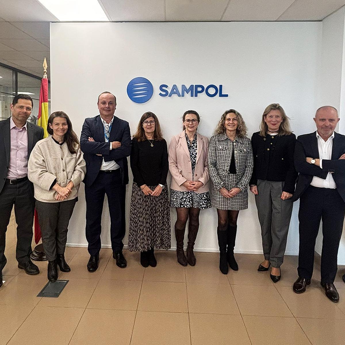Guillem Moix (Caixabank), Alicia Moreno (Caixabank), Francisco Muñoz (director corporativo de SAMPOL), Mónica Vidal de la Orden (directora de cuentas de ICO que ha gestionado Sampol), Pilar Sánchez (jefa de corporativa nacional ICO), Carmen Sampol (CEO Grupo SAMPOL), Maria Cruz Rivera (directora Territorial Caixabank Baleares) y Ramón Juan Giron (Caixabank).