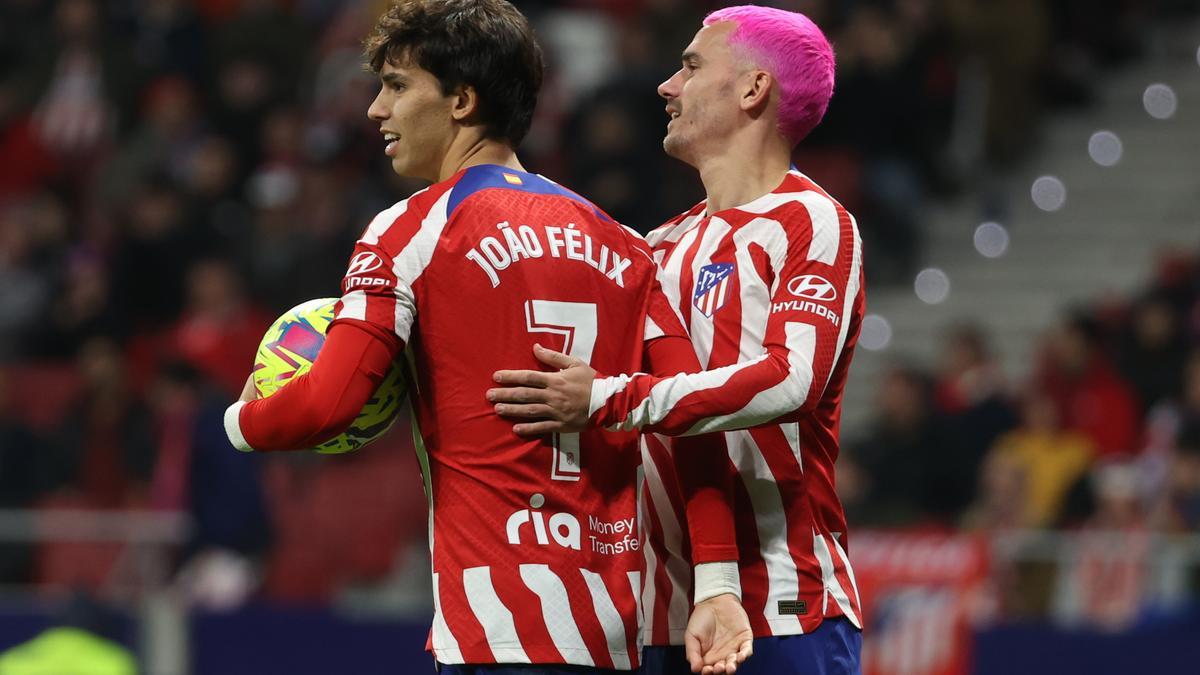 Joao Félix y Griezmann celebran un gol del Atlético.