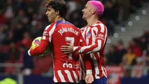 Joao Félix y Griezmann celebran el gol atlético. 