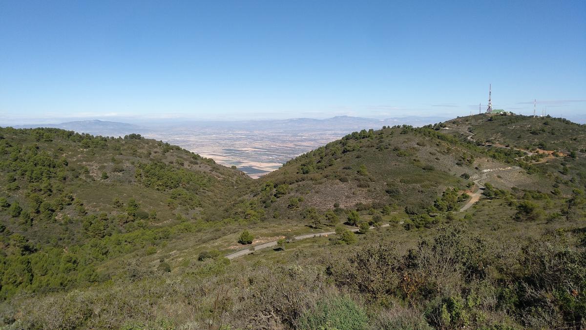 Cima de la Sierra de Carrascoy, entre los municipios de Murcia, Fuente Álamo y Alhama.