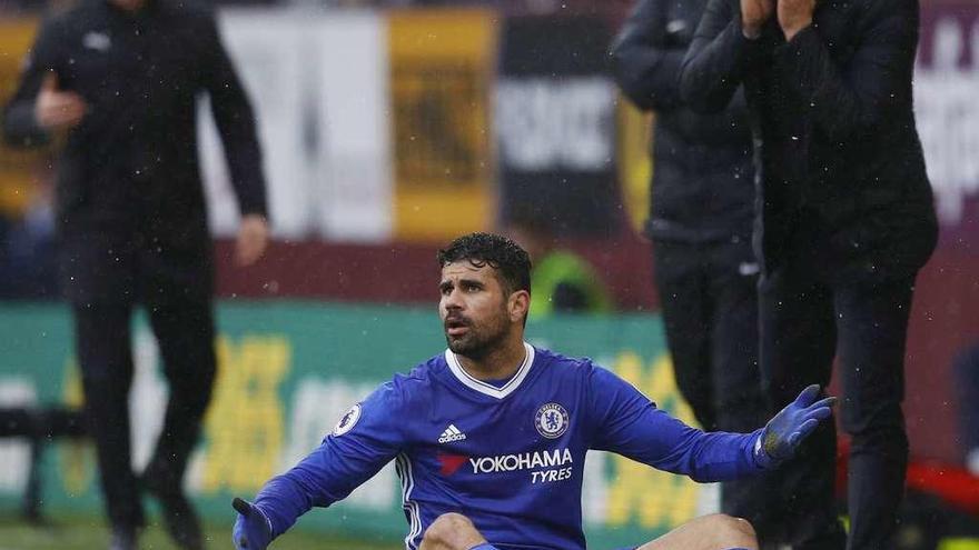 Diego Costa, del Chelsea, protesta en el suelo con su técnico, Antonio Conte, a la derecha. // Phil Noble