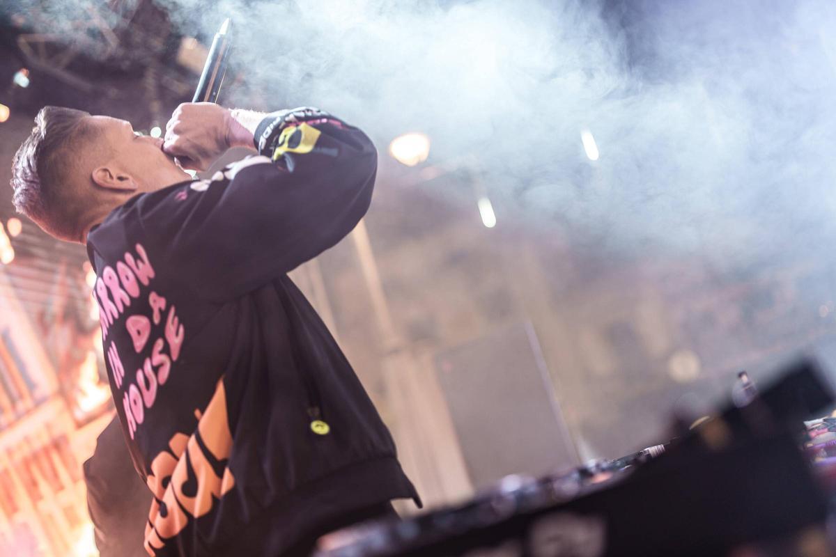 Miles de personas llenaron la plaza de España.