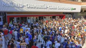 Aglomeraciones en el exterior de la madrileña estación de Chamartín este lunes.