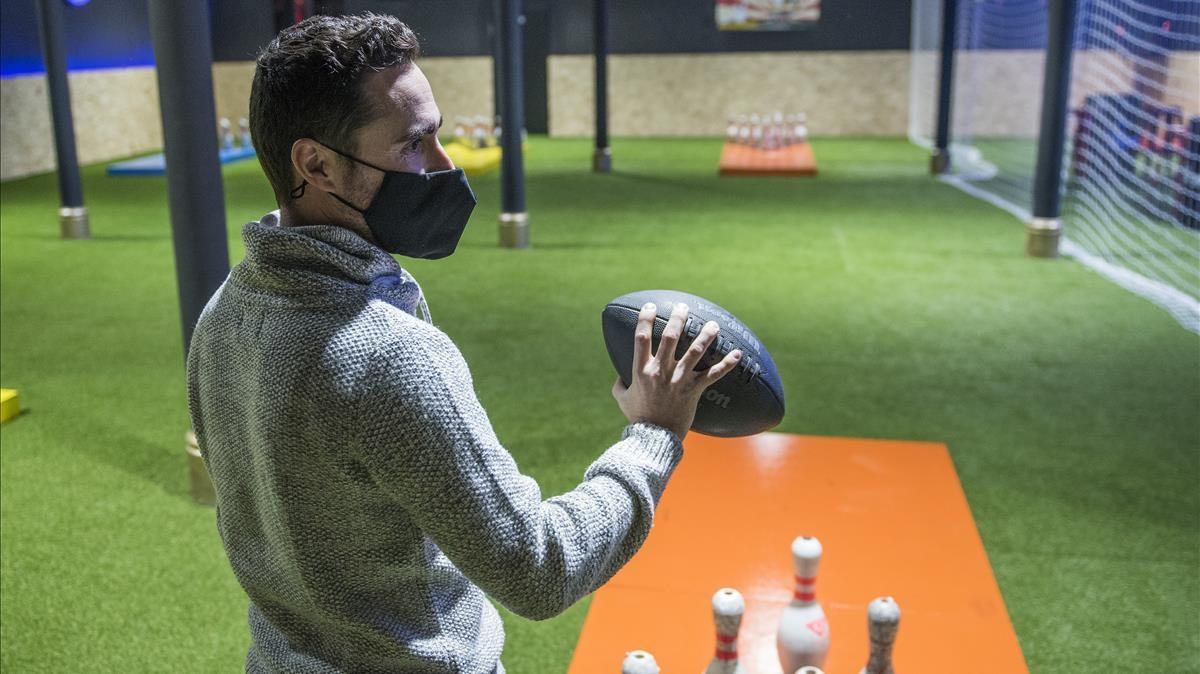 Albert Soler, uno de los socios, muestra cómo se juega a 'footbowling'.