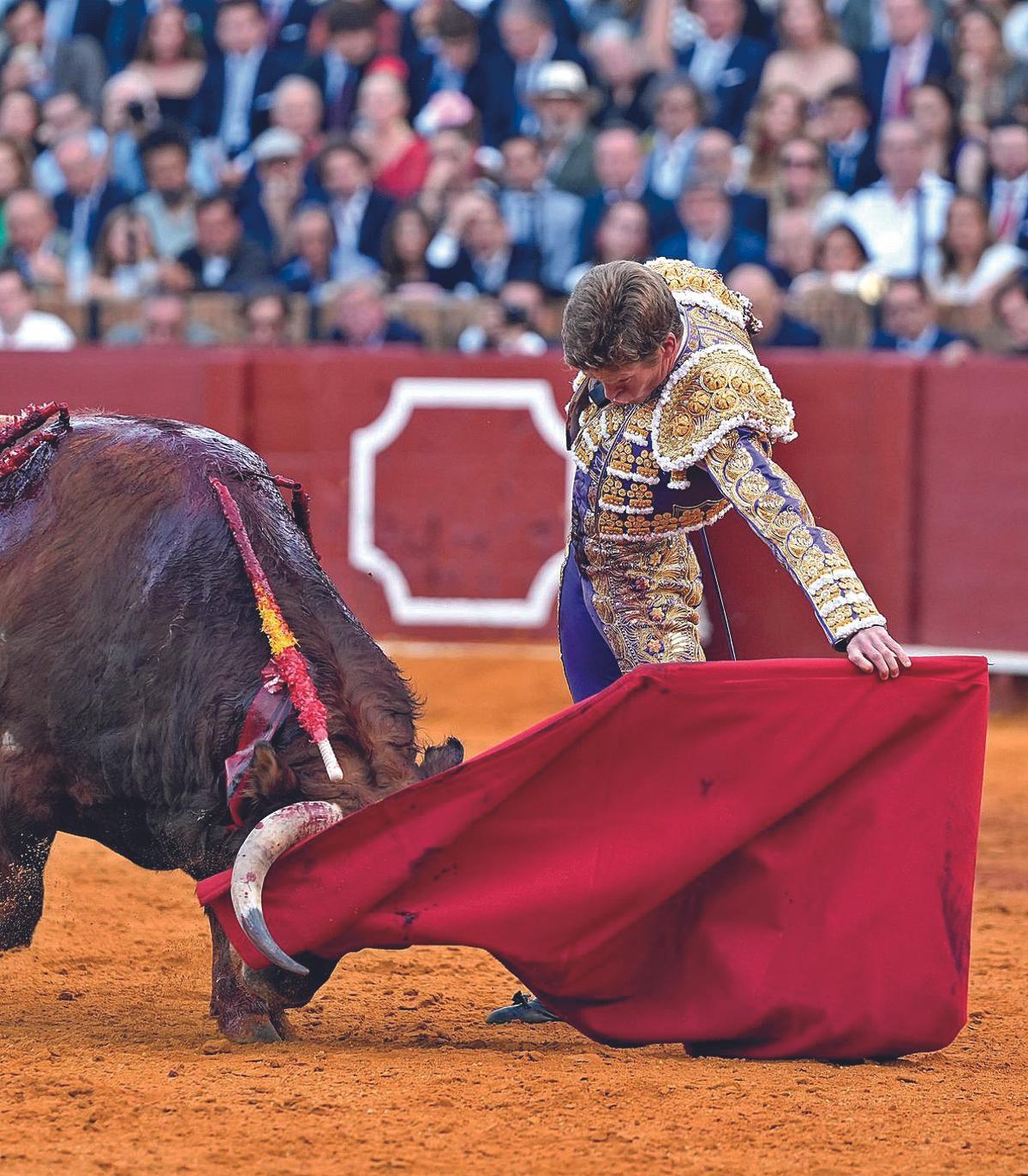 Borja Jiménez torea con la izquierda en la plaza de La Maestranza de Sevilla.