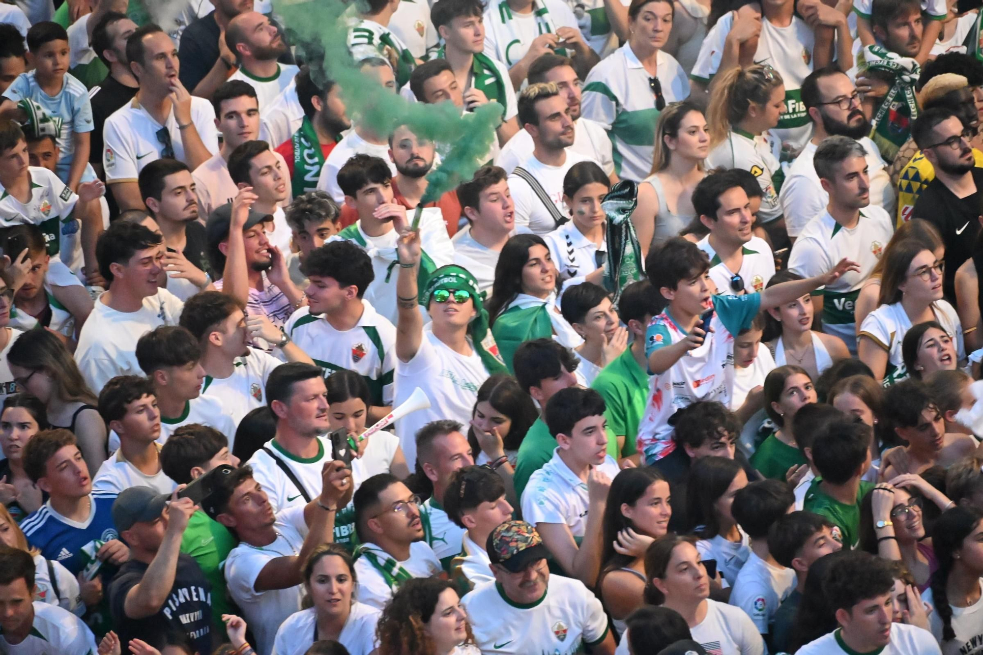 El Elche CF celebra el ascenso a Primera con una rúa en autobús hasta la Plaça de Baix