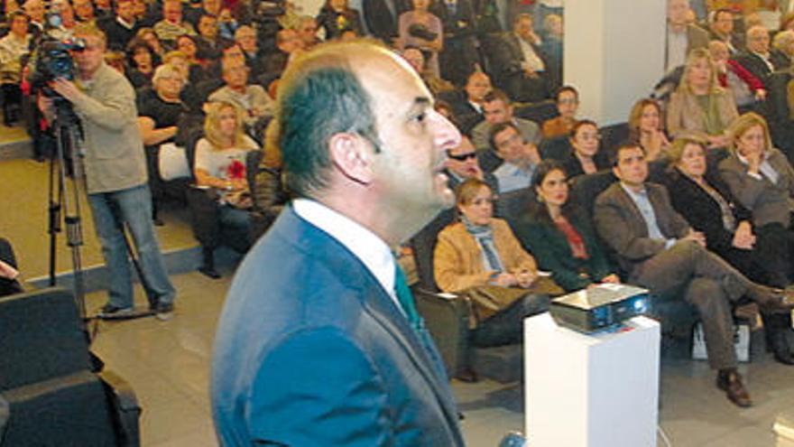 El alcalde Juan José Cardona durante su intervención en el Club La Provincia.