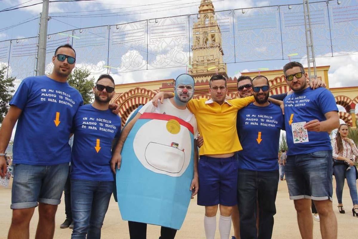 Imagen de archivo de una despedida en la Feria con el futuro novio vestido de Doraemon y sus compañeros con una camiseta donde puede leerse "En mi bolsillo mágico tus sueños se harán realidad".