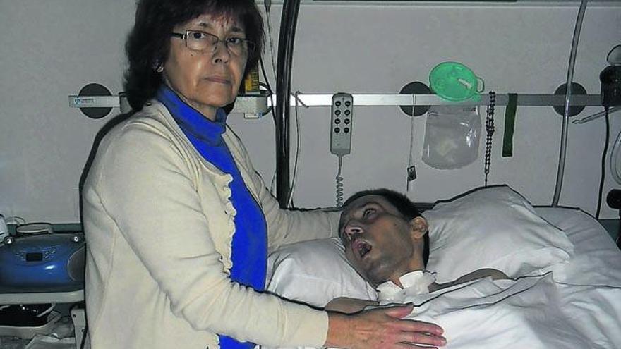 Teresa Ortega, junto a su hijo Santiago Alemán Ortega, en la habitación en la que ambos pasan sus días.