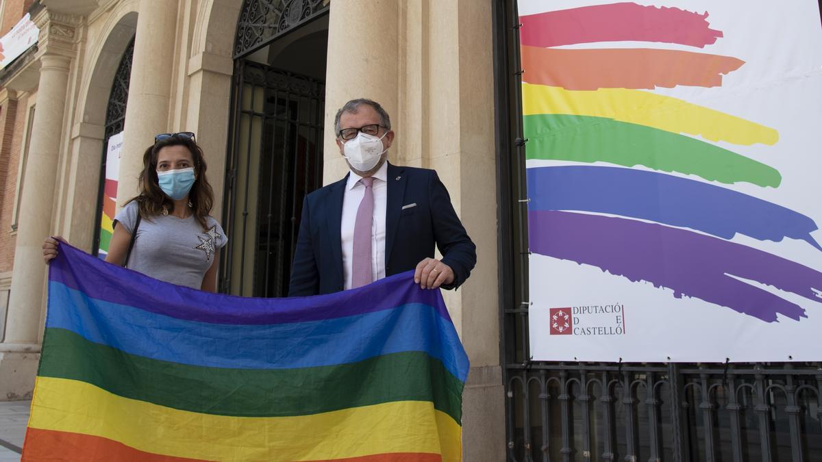 Imagen de archivo de la conmemoración del día del Orgullo LGTBI en la puerta de la Diputación.