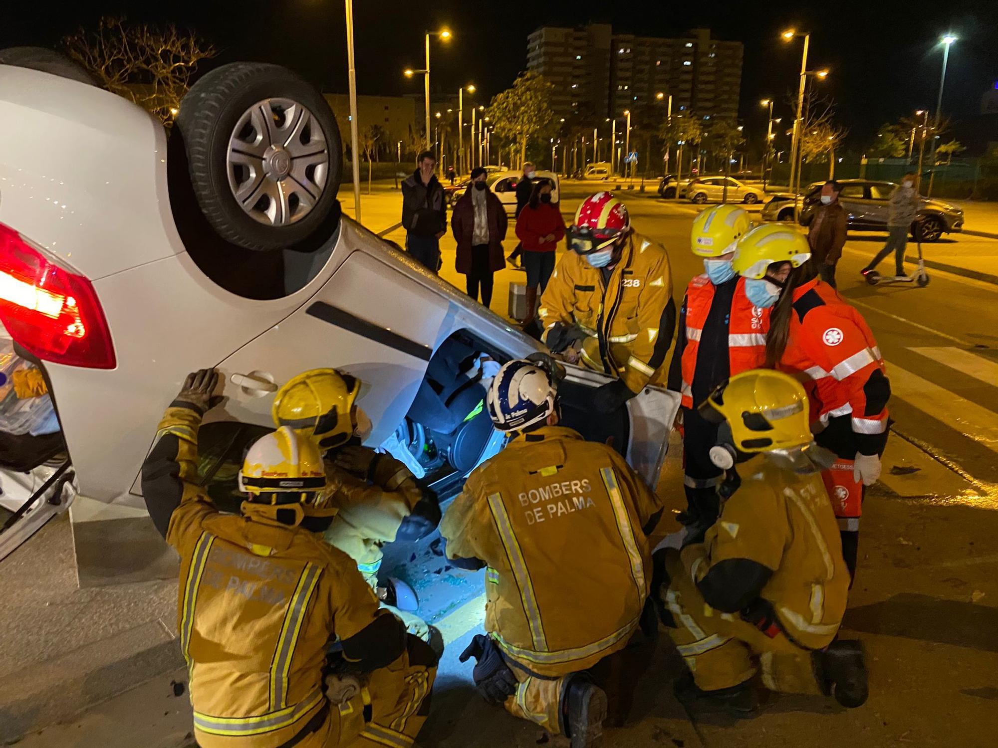 Aparatoso accidente en Palma: se estrellan contra un coche y se dan a la fuga