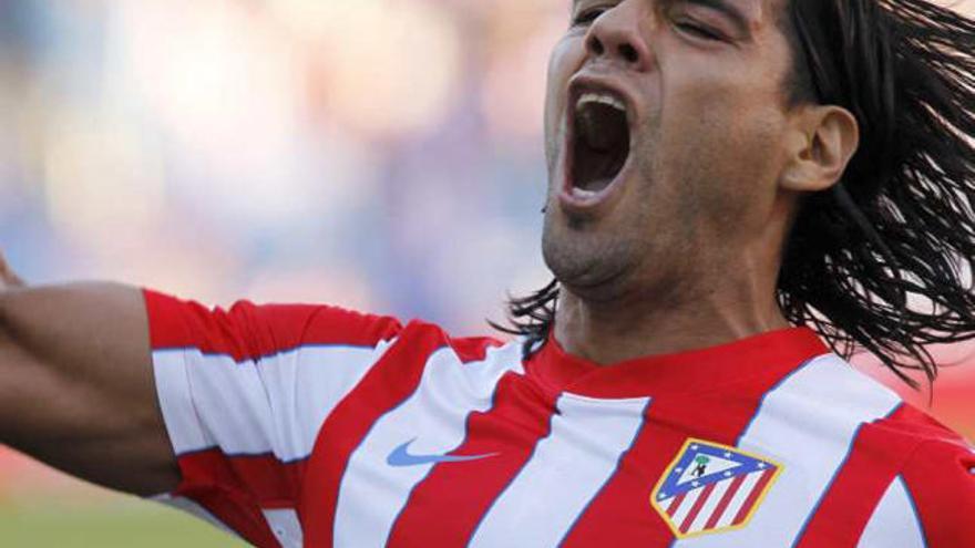 Radamel Falcao celebra uno de sus tres goles frente al Racing.