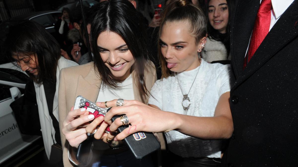 Kendall Jenner y Cara Delevingne selfie