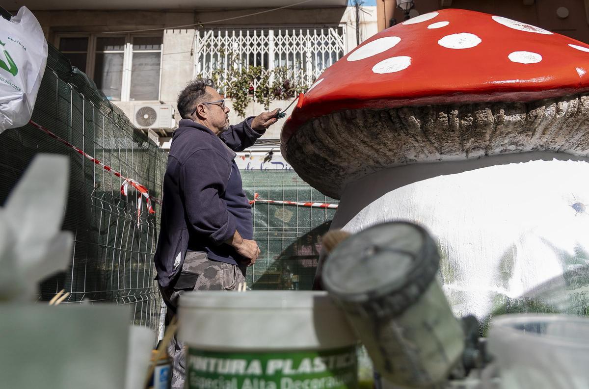 El artista "Pachi" repara una de las setas de la calle San Francisco.