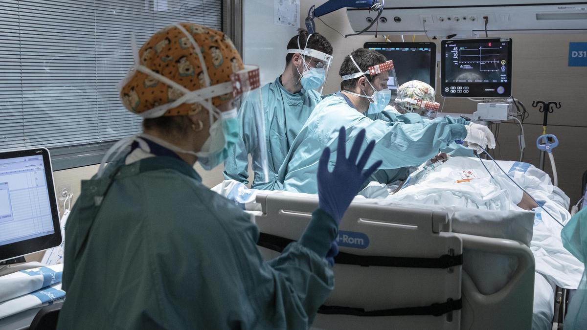 Barcelona 06/04/2021 Pacientes ingresados por covid en la UCI unidad de cuidados intensivos del Hospital de la Vall d’Hebron En la foto un paciente que acaba de ingresar en la UCI, el tercer ingreso del día Foto de Ferran Nadeu