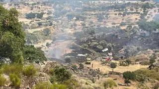 Tres bomberos sufren golpes de calor en Plasencia al sofocar un incendio