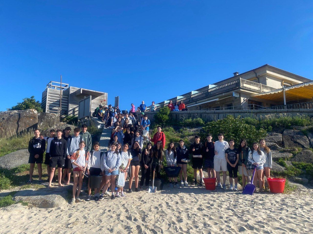Los alumnos a su llegada a la playa grovense de A Lanzada, para participar en la fiesta de las esculturas de arena.