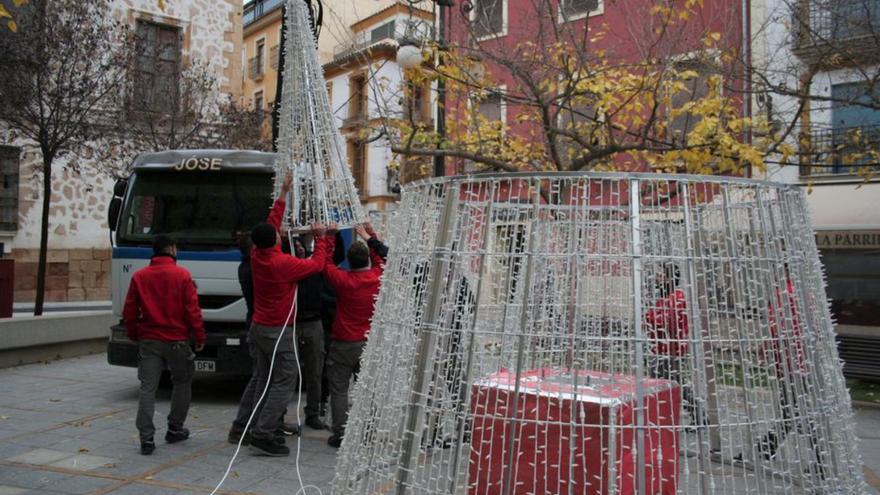 Alumnos de Empleo montando el árbol en San Vicente.