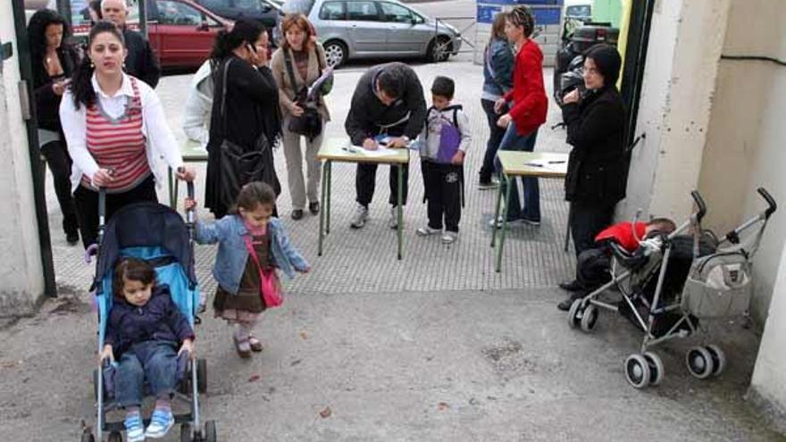 La Anpa de uno de los centros afectados, el Illas Cíes, recogió ayer 150 firmas que presentará por registro en el Concello para exigir la ampliación de su comedor, de la que no saben nada.