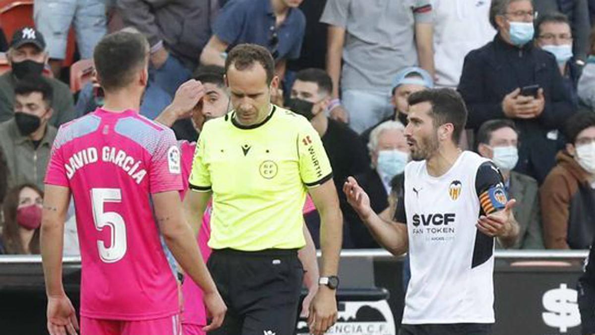 Gayà, durante un Valencia - Osasuna