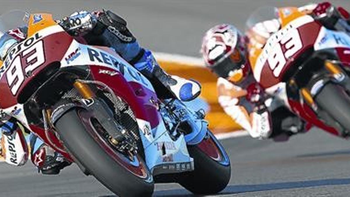 Dos Márquez, dos 93, dos Honda RC213V sobre la pista de Cheste (Valencia), el pasado lunes, con Àlex delante de Marc.