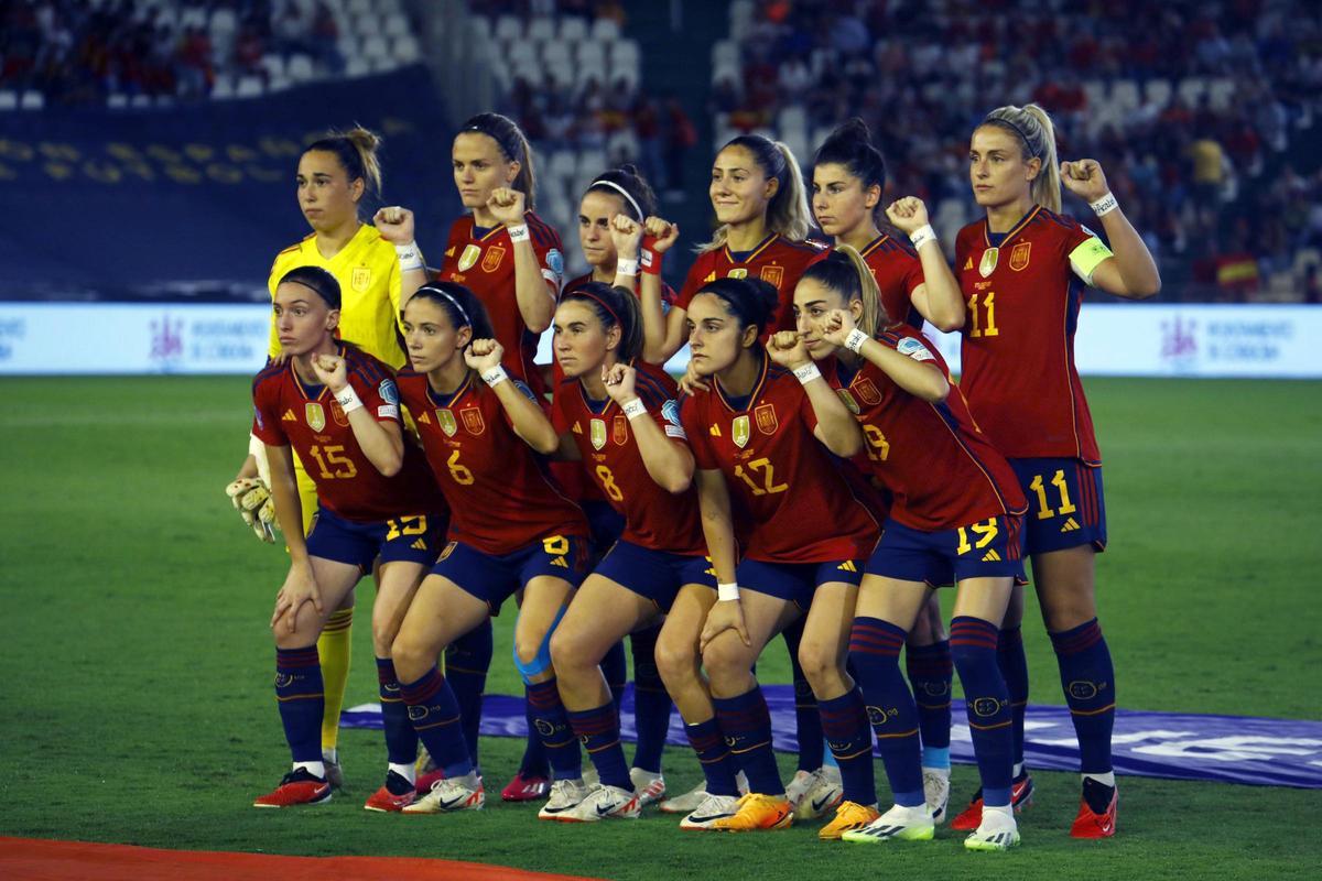 Las jugadoras de la selección española, antes del encuentro de laLiga de las Naciones entre España y Suiza.