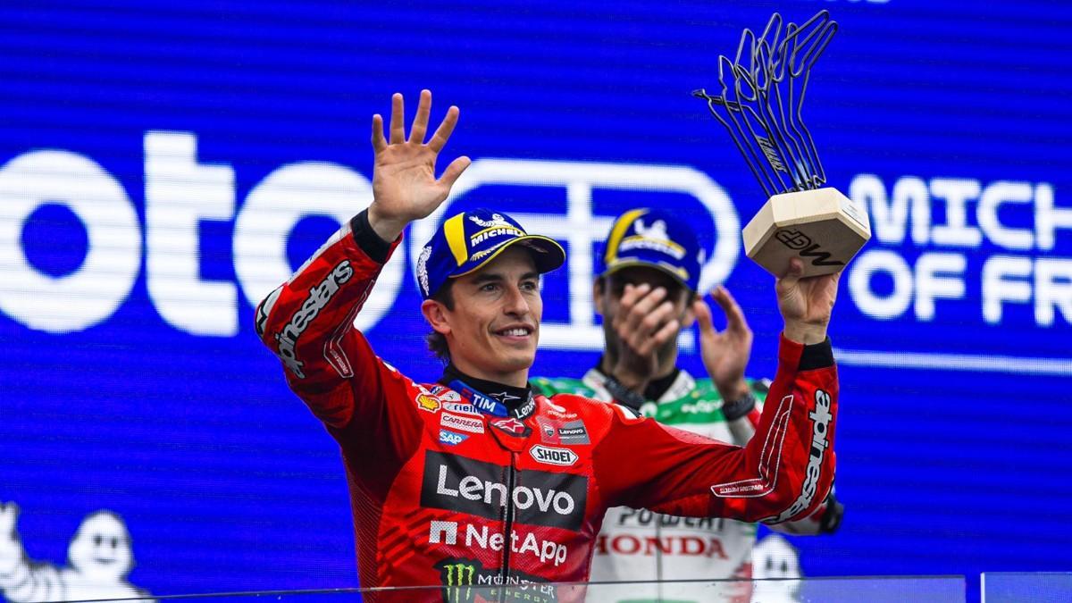Marc Márquez en el podio de Le Mans celebrando la segunda posición